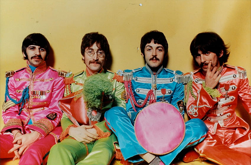 Отпразнувайте 76-ия рожден ден на Джон Ленън с Айвър Дейвис, Брук Халпин и Sgt. Peppers Lonely Hearts Club Bandâ â The Hollywood 360, Sgt. Pepper's Lonely Hearts Club Band HD тапет